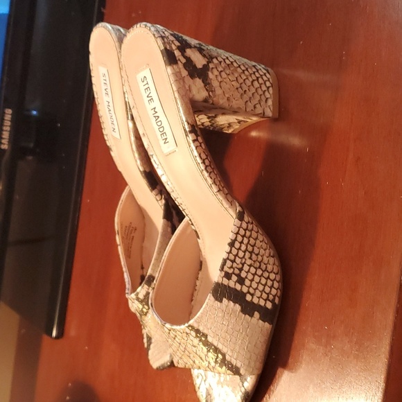Steve madden womans sandals Size 9.5m silver and gold snakeprint.3.5 block heels - Picture 4 of 5